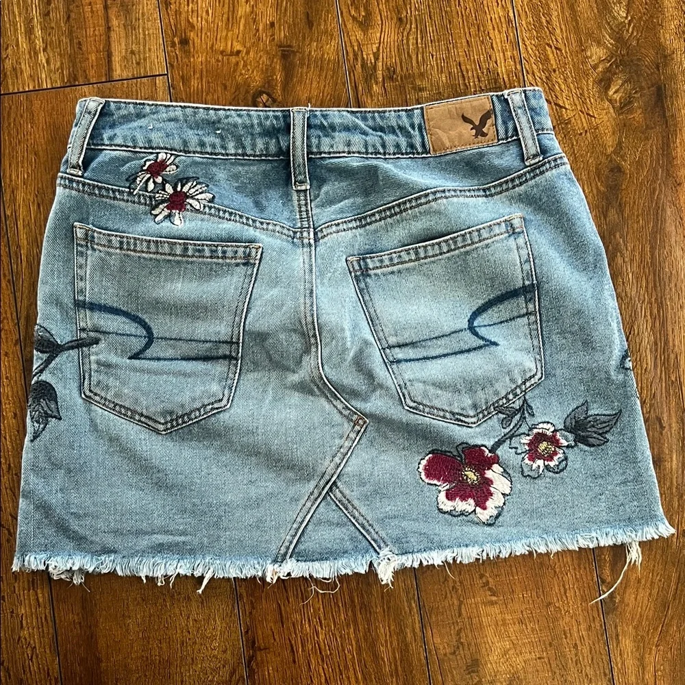American Eagle Outfitters Blue Denim Skirt with Floral Embroidery - Picture 4 of 6